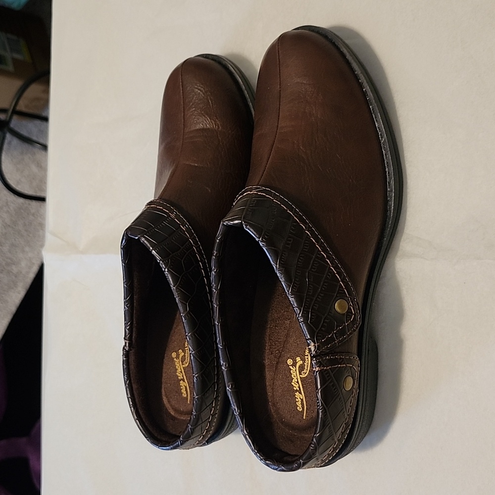 NWOT Women's Size 7 Easy Street to Comfort Wave Brown Mules